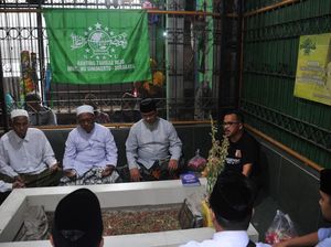 Anies Ziarah ke Makam Pencetus Nama Nahdlatul Ulama KH Mas Alwi Anies Ziarah ke Makam Pencetus Nama Nahdlatul Ulama KH Mas Alwi