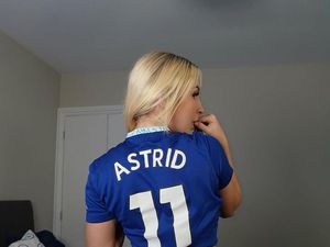 Model Dewasa Ini Ejek Liverpool, eh Diejek Balik karena...