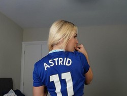 Model Dewasa Ini Ejek Liverpool, eh Diejek Balik karena...