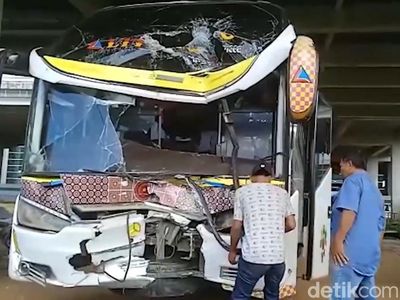 Potret Kerusakan Bus Penumpang usai Tabrak Gerbang Loket Bandara di Makassar
