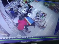 Detik-detik Perampok Todong Senpi ke Kasir Minimarket di Cilacap