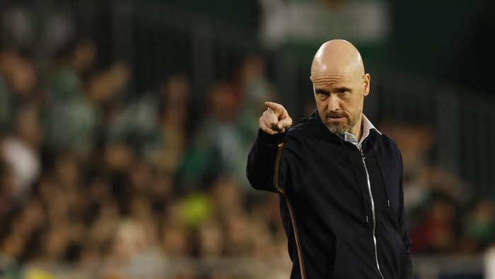 Soccer Football - Europa League - Round of 16 - Second Leg - Real Betis v Manchester United - Estadio Benito Villamarin, Seville, Spain - March 16, 2023  Manchester United manager Erik ten Hag reacts REUTERS/Marcelo Del Pozo