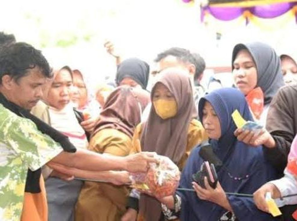 Emak-emak di Gorontalo Kecewa Tak Dapat Kupon Pasar Murah Meski Antre 3 Jam