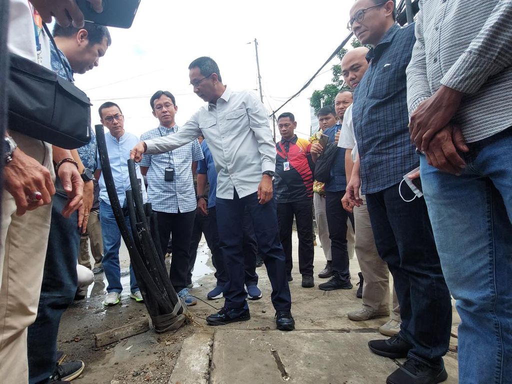 Ancaman Heru Cabut Izin Operator karena Pasang Kabel Semrawut Ancaman Heru Cabut Izin Operator karena Pasang Kabel Semrawut