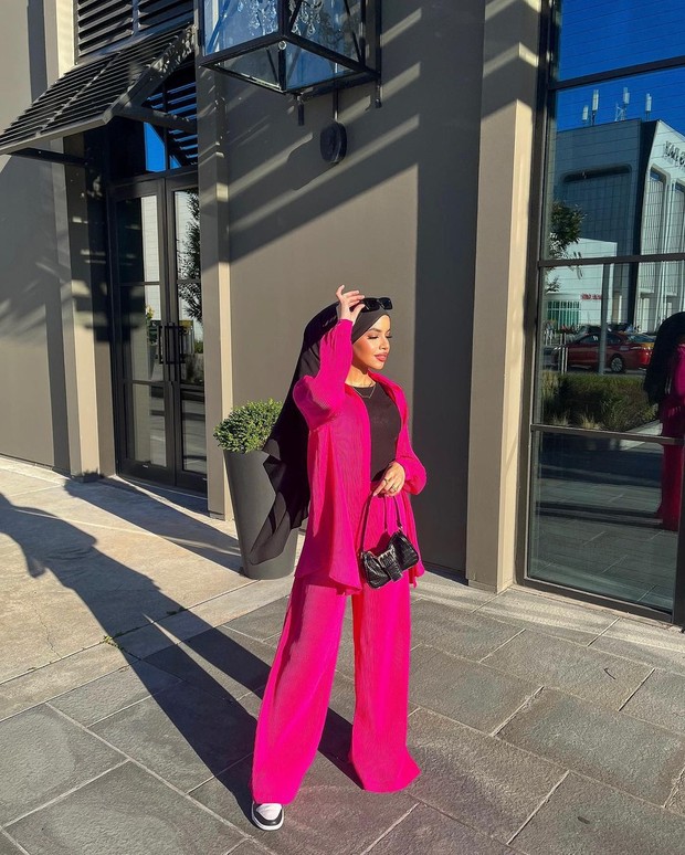 Hijab Gelap | Foto: Instagram | @beautybyyasi 5 tips mix match pakaian cerah untuk hijabers