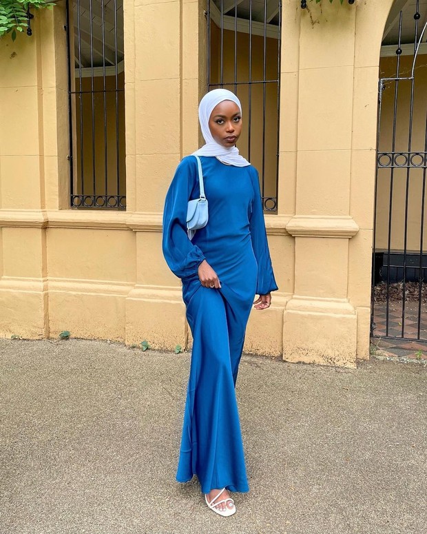 Hijab Putih | Foto: Instagram | @aishaxahmada 5 tips mix match pakaian cerah untuk hijabers