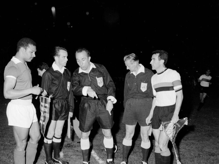 Mario Coluna of Benfica (L) exchanges pennant with Armando Picchi (R) of FC Internazionale in front of the referee Gottfried Dienst during the European Cup Final at San Siro stadium on May 27, 1965 in Milan, Italy.