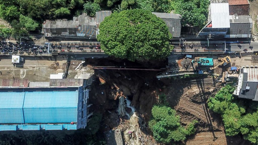 Jalan Bogor-Sukabumi yang Amblas Diperbaiki Jalan Bogor-Sukabumi yang Amblas Diperbaiki