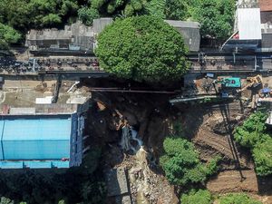 Jalan Bogor-Sukabumi yang Amblas Diperbaiki Jalan Bogor-Sukabumi yang Amblas Diperbaiki