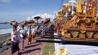 Jelang Nyepi, Umat Hindu Bali Menyucikan Diri Melalui Upacara Melasti