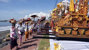 Jelang Nyepi, Umat Hindu Bali Menyucikan Diri Melalui Upacara Melasti