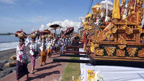 Jelang Nyepi, Umat Hindu Bali Menyucikan Diri Melalui Upacara Melasti