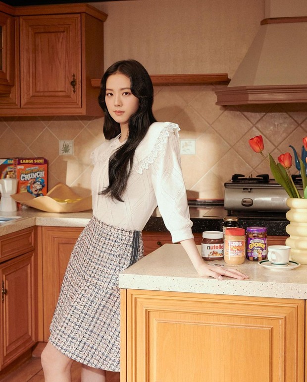 Jisoo Bergaya Feminin dengan Rok Motif Jisoo BLACKPINK