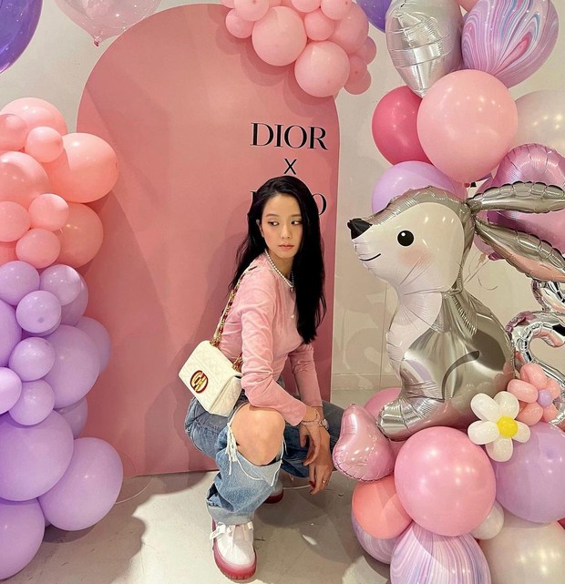 Jisoo Bergaya Simpel dengan Sweatshirt Pink Jisoo BLACPINK