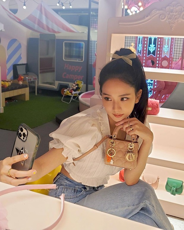 Jisoo Tampil Simpel dengan Blouse Putih Jisoo BLACPINK