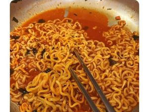 Jungkook BTS Doyan Makan Mie Instan, Ini Racikan Favoritnya!