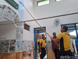 Ciptakan Ramadhan Nyaman, Polisi Kerja Bakti di Musala Kampung