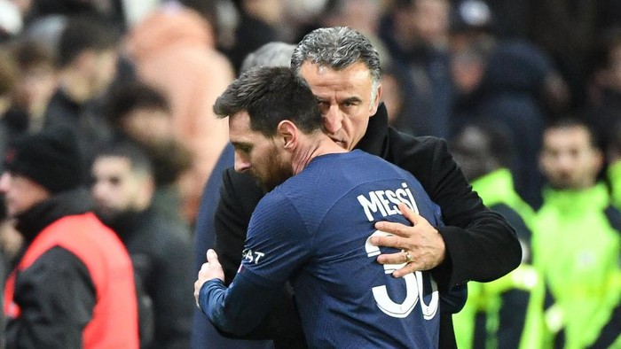 Paris Saint-Germains French head coach Christophe Galtier (C) greets Paris Saint-Germains Argentine forward Lionel Messi during the French L1 football match between Paris Saint-Germain (PSG) and SCO Angers at The Parc des Princes Stadium in Paris on January 11, 2023. (Photo by Bertrand GUAY / AFP) (Photo by BERTRAND GUAY/AFP via Getty Images)