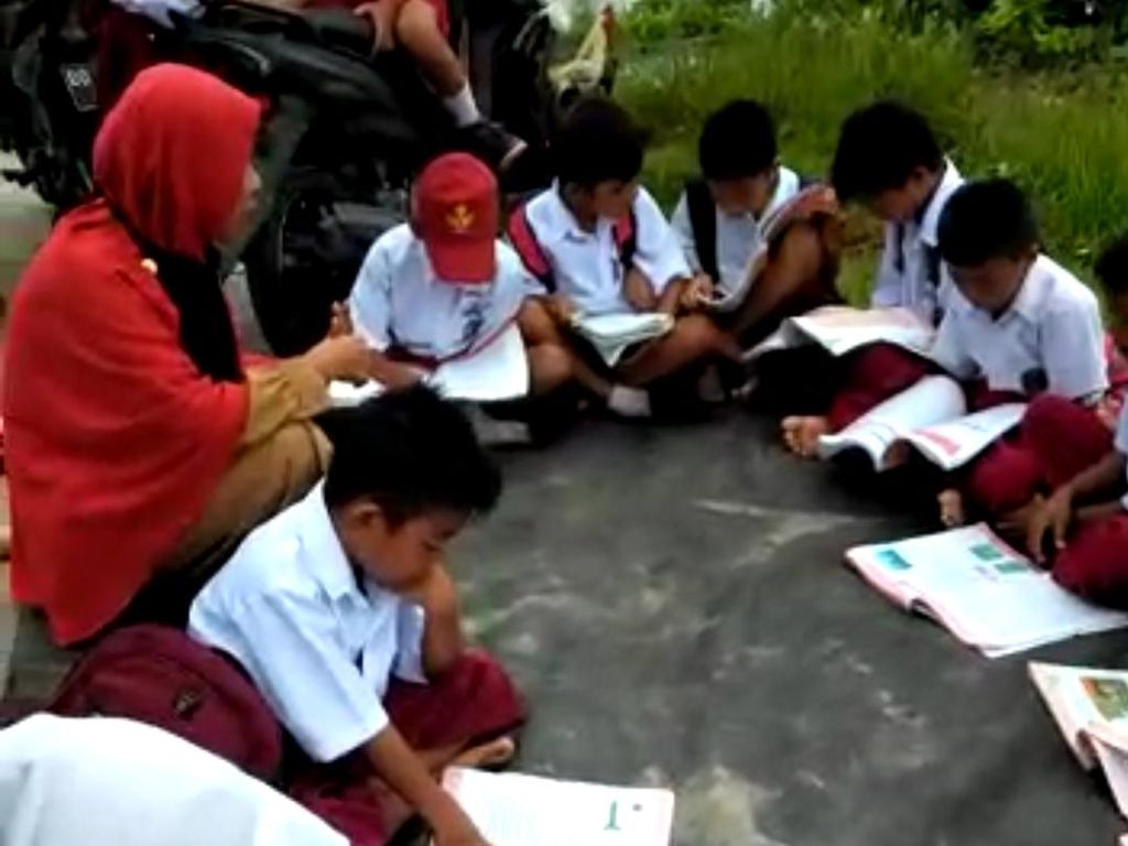 Sekolah Kena Banjir-Nyaris Roboh, Siswa SD di Luwu Terpaksa Belajar di Jalan