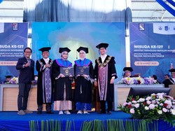 Inspiratif! Mahasiswi Kembar ITS Lulus Cumlaude Bareng