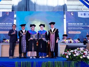Inspiratif! Mahasiswi Kembar ITS Lulus Cumlaude Bareng Inspiratif! Mahasiswi Kembar ITS Lulus Cumlaude Bareng