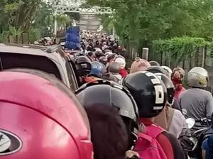 Jalan Arah Jembatan Barombong Macet Parah, Polisi Turun Tangan