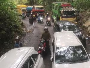 Macet Parah hingga 12 Jam Lamanya di Poros Camba Maros gegara Truk Mogok