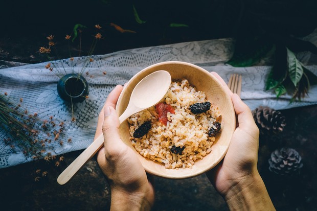 Nasi merah atau coklat lebih kaya nutrisi/foto: Unsplash/Kawin Harasai