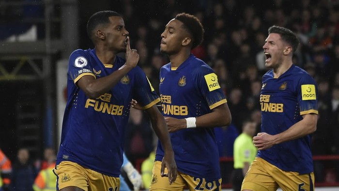 Newcastles Alexander Isak, left, celebrates after scoring his sides second goal during the English Premier League soccer match between Nottingham Forest and Newcastle United at the City Ground stadium in Nottingham, England, Friday, March 17, 2023. (AP Photo/Rui Vieira)