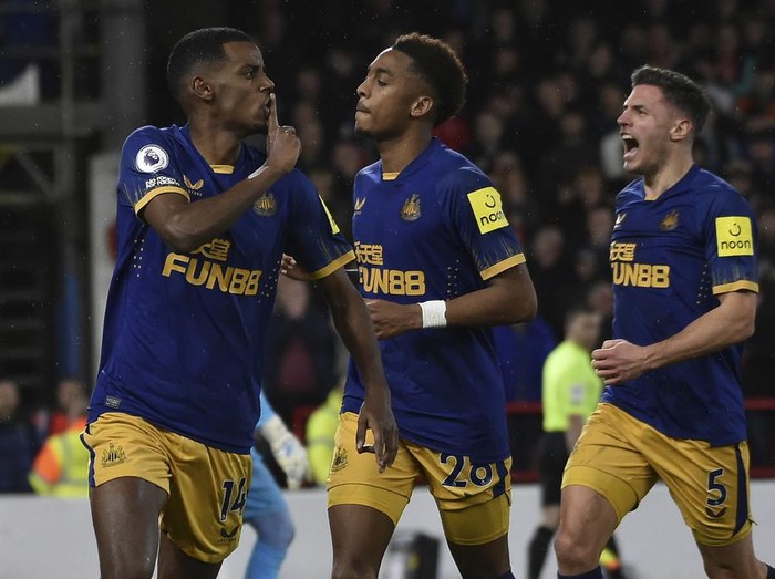 Newcastle's Alexander Isak, left, celebrates after scoring his side's second goal during the English Premier League soccer match between Nottingham Forest and Newcastle United at the City Ground stadium in Nottingham, England, Friday, March 17, 2023. (AP Photo/Rui Vieira)
