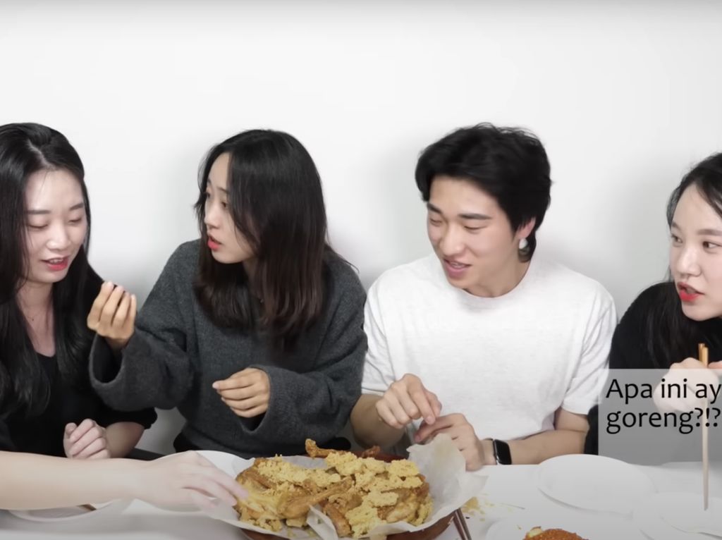 Makan Ayam Goreng Kremes Dicocol Sambal, Orang Korea Bilang Begini