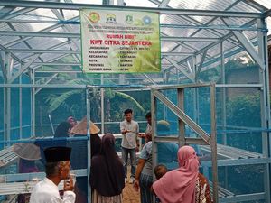 Relawan Ganjar Bagikan Alat Pertanian ke Rumah Bibit di Serang