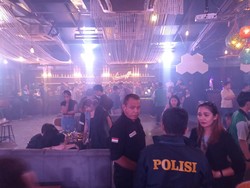 Party Dibubarkan Polisi, Pengunjung Klub Malam di Jaksel Banting Nampan
