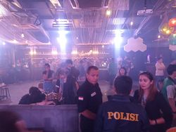 Party Dibubarkan Polisi, Pengunjung Klub Malam di Jaksel Banting Nampan
