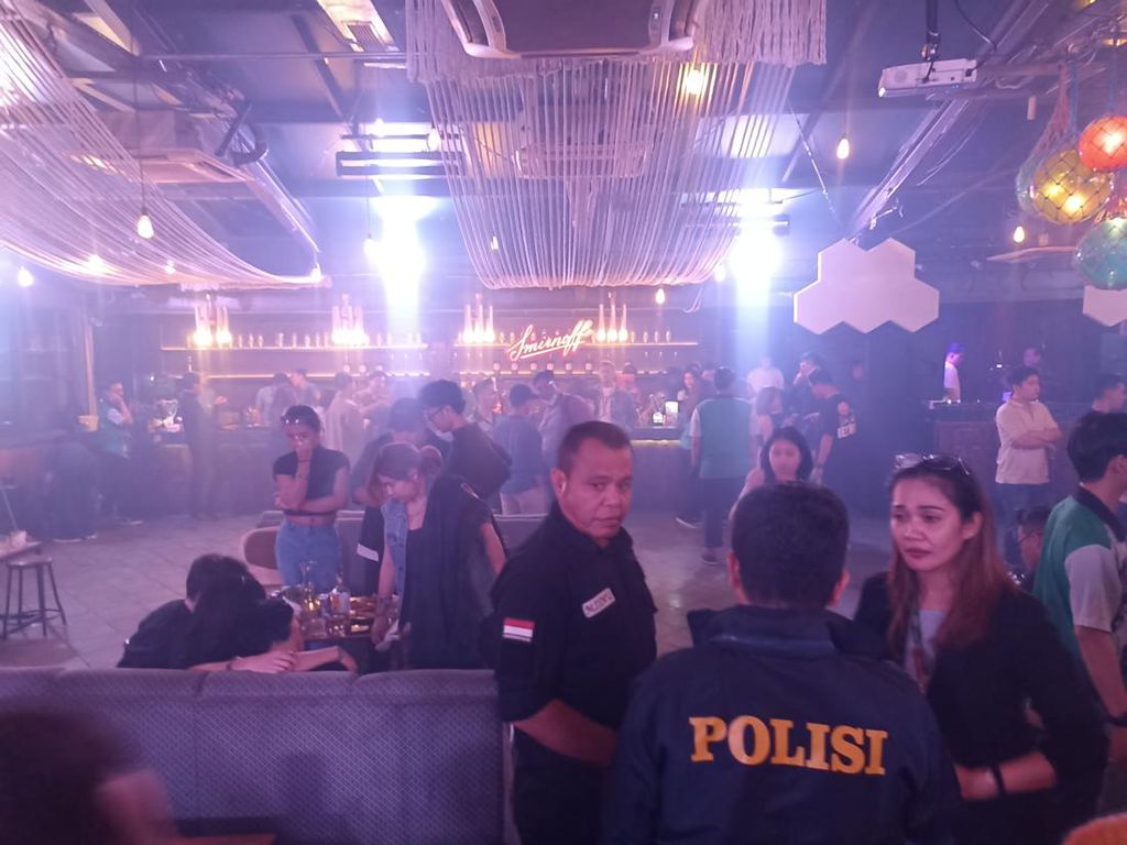 Party Dibubarkan Polisi, Pengunjung Klub Malam di Jaksel Banting Nampan Party Dibubarkan Polisi, Pengunjung Klub Malam di Jaksel Banting Nampan