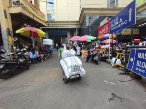 Pasar Tanah Abang Ramai Jelang Ramadan, Jasa Angkut Barang Tuai Berkah