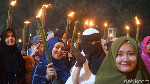 Momen Kemeriahan Pawai Obor Sambut Ramadhan di Medan