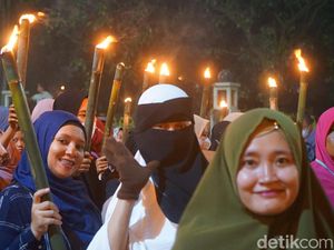 Momen Kemeriahan Pawai Obor Sambut Ramadhan di Medan Momen Kemeriahan Pawai Obor Sambut Ramadhan di Medan