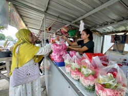 Peziarah Berdatangan Jelang Ramadhan, Omzet Pedagang Bunga Naik 3 Kali Lipat