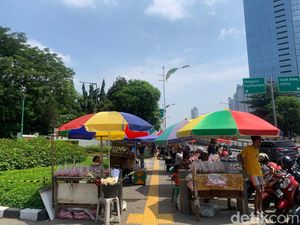 TPU Karet Bivak Ramai Peziarah Jelang Ramadan, Penjual Bunga Dapat Berkah