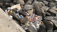 Penampakan Sampah yang Masih Berserakan di Pinggir Pantai Ancol