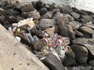 Penampakan Sampah yang Masih Berserakan di Pinggir Pantai Ancol