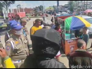 Cekcok Pedagang dan Tukang Parkir Warnai Penertiban PKL di Singaparna Cekcok Pedagang dan Tukang Parkir Warnai Penertiban PKL di Singaparna