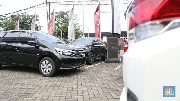 Penjualan mobil Honda Mobilio kian menyusut pada salah satu showroom Honda di Kawasan Kota Bekasi pada (18/3). (CNBC Indonesia/Tias Budiarto)