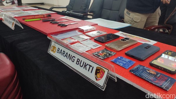 Polisi sita pisau, kondom, hingga tisu magic di kasus mayat mutilasi dalam koper di Bogor Polisi sita pisau, kondom, hingga tisu magic di kasus mayat mutilasi dalam koper di Bogor