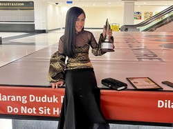 Kena Prank, Artis Ini Tak Bisa Jalan Setelah Kursi yang Didudukinya Ditarik