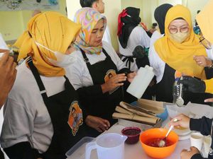 Relawan Gerbong Pecinta Sandiuno Gelar Pelatihan Kosmetik di Sukabumi Relawan Gerbong Pecinta Sandiuno Gelar Pelatihan Kosmetik di Sukabumi