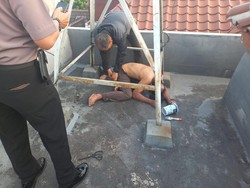 Damkar Evakuasi Pria Tewas Saat Cat Rumah di Jaktim, Kasus Diusut Polisi