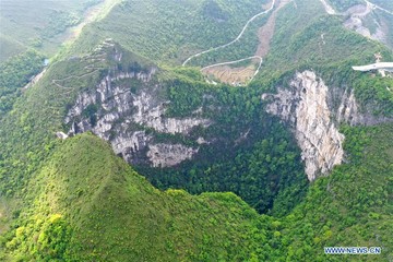 Sinkhole Raksasa Sedalam 626 Meter Punya Dunia Rahasia di Dasarnya