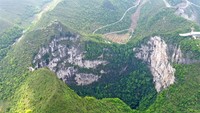 Sinkhole Raksasa Sedalam 626 Meter Punya Dunia Rahasia di Dasarnya